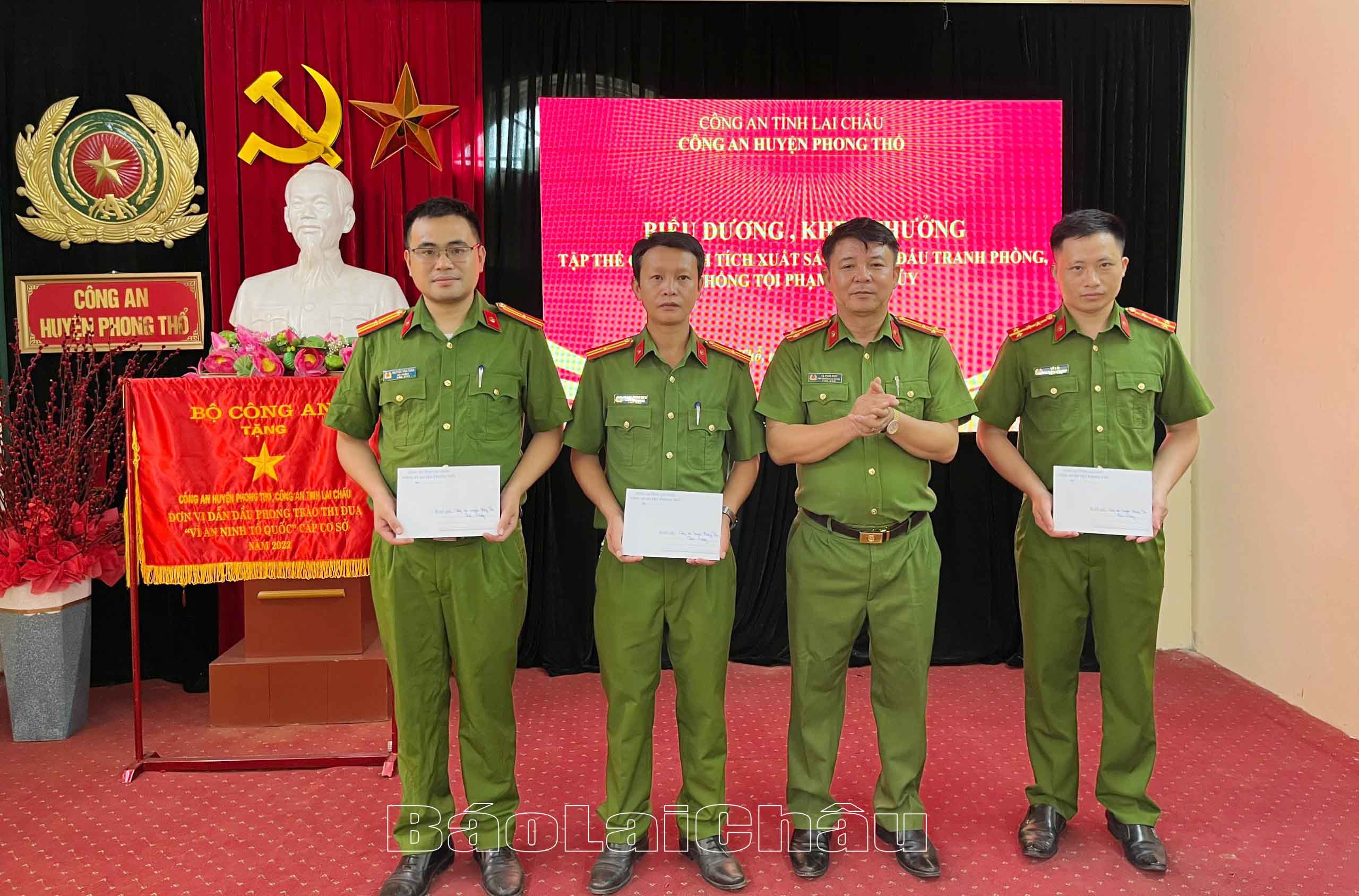 Thượng tá Tạ Phúc Rực – Phó Trưởng Công an huyện Phong Thổ biểu dương, khen thưởng các tập thể có thành tích xuất sắc trong đấu tranh phòng chống tội phạm ma túy tháng 6/2023.